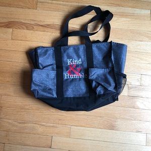 Thirty One zippered tote with 5 outside pockets